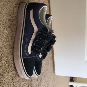 I’m looking to sell these navy blue Velcro Vans!!